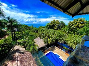 una vista aérea de un complejo con piscina en Castillo Tambor Resort & Restaurant, en Tambor