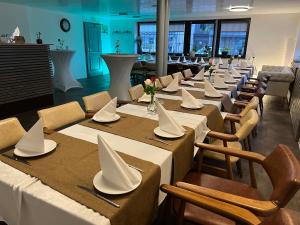 Ein Restaurant oder anderes Speiselokal in der Unterkunft Hotel Restaurant Zum Landmann 