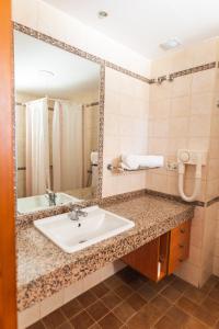 ein Bad mit einem Waschbecken und einem Spiegel in der Unterkunft ALFAS OASIS in L’Alfàs del Pi