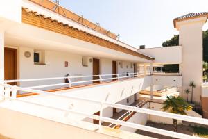 een balkon van een huis met een witte leuning bij ALFAS OASIS in Alfaz del Pi