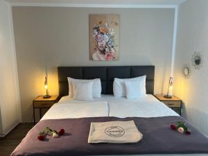 une chambre d'hôtel avec un lit fleuri dans l'établissement Hotel Restaurant Zum Landmann, à Wenden