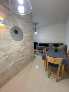 - un salon avec une table et un canapé dans l'établissement Estrela Mares Haifa, à Haïfa