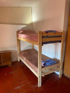 - deux lits superposés dans une chambre dans l'établissement Alojamiento hostel Lodeolga "La Florida", à Rosario