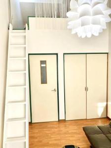 um quarto com uma escada branca e duas portas em （201室) 成田机场附近宁静惬意的房子，8日以上免费接机 
