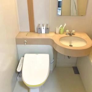 uma casa de banho com um WC e um lavatório em （201室) 成田机场附近宁静惬意的房子，8日以上免费接机 
