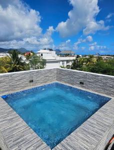 una gran piscina en la parte superior de una casa en Rooftop Spa Luxury Villa, en Rivière Noire
