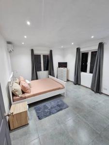 1 dormitorio con 1 cama y TV en Rooftop Spa Luxury Villa, en Rivière Noire