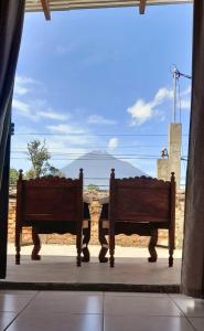 twee houten banken voor een raam bij Casa Cristal in Antigua Guatemala