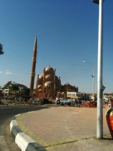 カイロにあるSpacious Panthouse Center of Cairo exotic locationの背景のモスクを背景にした建物