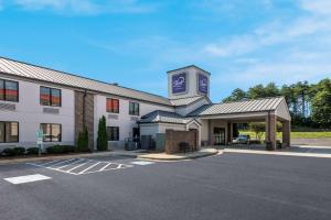 un hotel con un estacionamiento delante de él en Sleep Inn Kernersville I-40, en Kernersville