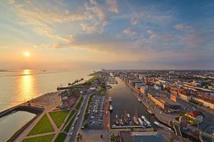 una vista aérea de una ciudad con puerto en Atlantic Hotel Sail City, en Bremerhaven