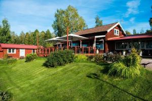 una casa con un gran patio delante de ella en Bruntegården, en Rättvik