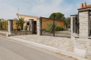 ogrodzenie z czarnego kutego żelaza z podjazdem w obiekcie L'Aia w mieście San Mauro Cilento