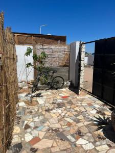 una bicicletta parcheggiata di fronte a un cancello di Haven Hideaway - The Summer Moon House a Dahab