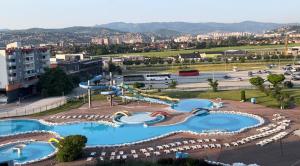 - une vue aérienne sur un parc aquatique avec des toboggans dans l'établissement River Walk Sarajevo 608, à Sarajevo
