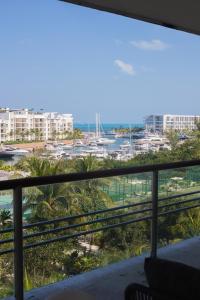 カンクンにあるBeautiful apartment by the beach!のコンドミニアムのバルコニーから海の景色を望めます。