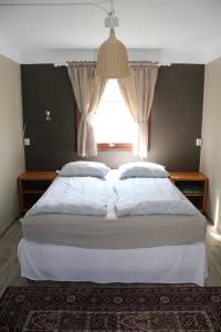 - une chambre avec 2 lits et une fenêtre dans l'établissement Stóri-Bakki, cottage Dvergabakki, à Stóri-Bakki
