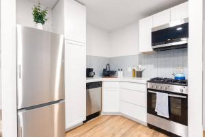 Köök või kööginurk majutusasutuses Cozy & Modern 1st-fl Guest house