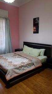カイロにあるSpacious Panthouse Center of Cairo exotic locationのピンクの壁のベッドルーム1室(ベッド1台付)