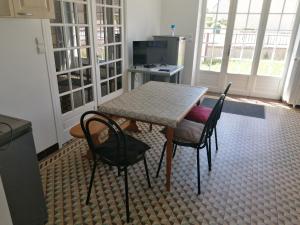 Televízia a/alebo spoločenská miestnosť v ubytovaní Chambre parentale chez l'habitant