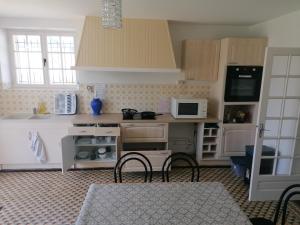 Kuchyňa alebo kuchynka v ubytovaní Chambre parentale chez l'habitant