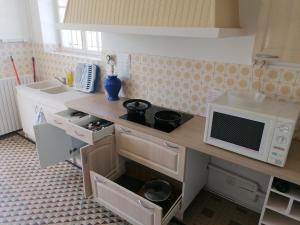 małą kuchnię z blatem z kuchenką mikrofalową w obiekcie Chambre parquet flottant chez l'habitant w mieście Saint-Corneille +14 zdjęć
