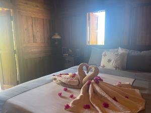 Postel nebo postele na pokoji v ubytování Kepaon Gari Inn