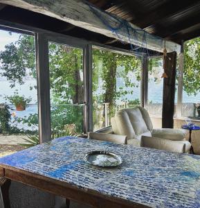 Habitación con mesa y vistas al agua en La terrazza sul lago, en Pella