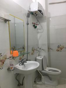 La salle de bains est pourvue d'un lavabo, de toilettes et d'un miroir. dans l'établissement Duc Thang Guest House (Nhà Nghỉ Đức Thắng), à Diện Biên Phủ