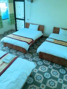 Habitación con 3 camas en una habitación en Duc Thang Guest House (Nhà Nghỉ Đức Thắng), en Diện Biên Phủ
