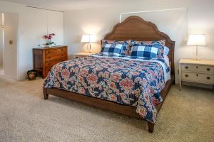una camera con un grande letto e due comodini di Highland Park House a Walla Walla
