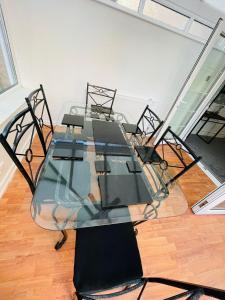 una mesa de cristal y sillas en una habitación en Alder House en Birmingham