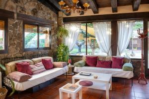 a living room with two couches and a table at Apartamento rural Sé de un lugar in El Torno