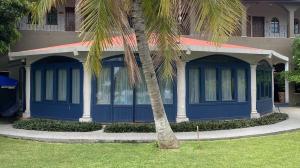 un edificio azul con una palmera delante de él en Hotel Camelinas en Apatzingán de la Constitución