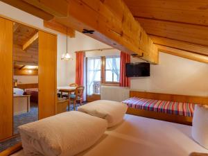 um quarto de hotel com duas camas e uma mesa em Ferienhaus Dias em Kappl