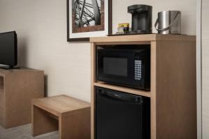 Kuchyň nebo kuchyňský kout v ubytování DoubleTree by Hilton North Salem