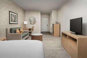 TV a/nebo společenská místnost v ubytování DoubleTree by Hilton North Salem