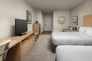 TV a/nebo společenská místnost v ubytování DoubleTree by Hilton North Salem