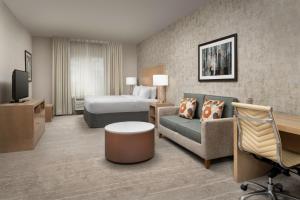 TV a/nebo společenská místnost v ubytování DoubleTree by Hilton North Salem