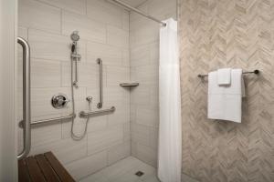 Koupelna v ubytování DoubleTree by Hilton North Salem