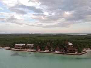 una vista aérea de un complejo en una isla en el agua en Las Nubes de Holbox, en Isla Holbox