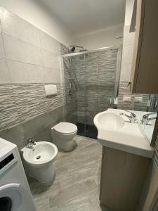 ein Bad mit einem WC, einem Waschbecken und einer Dusche in der Unterkunft Suite GuestHouse a pochi passi dal mare in Sassari