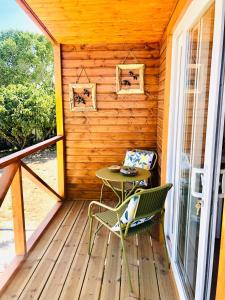 un patio con mesa y sillas en un porche en Varzea Nature, en Torres Vedras