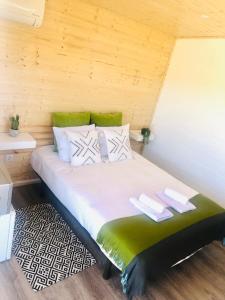 a bedroom with a bed with two towels on it at Varzea Nature in Torres Vedras