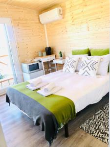 een slaapkamer met een groot bed en 2 handdoeken bij Varzea Nature in Torres Vedras
