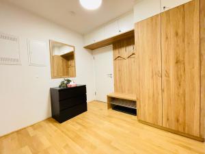 Zimmer mit einer großen Holztür und einem Tisch in der Unterkunft Vienna Style Apartment in Wien