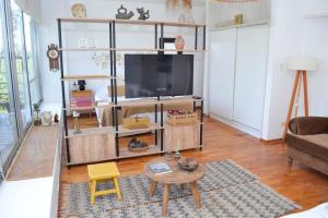 sala de estar con TV en un estante en Huidobro 1691 by depptö en Buenos Aires