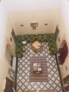 uma vista superior de um quarto com uma mesa e plantas em Dar zerhane em Fez