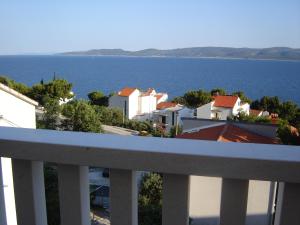 - Balcón con vistas al océano en Apartment Zdravka, en Kutleša
