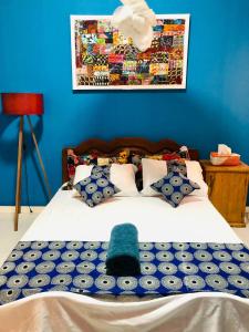 ダカールにあるFadidi Houseの白いベッド(青い枕付)